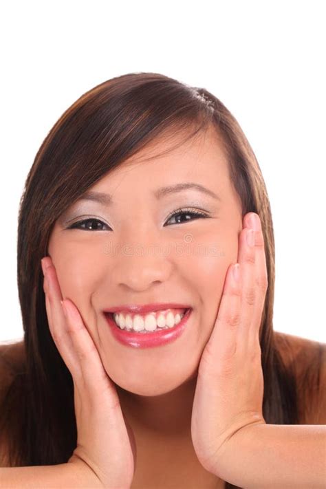 Sonrisa Grande De La Muchacha Asiática Adolescente Apretada Del Retrato Imagen De Archivo