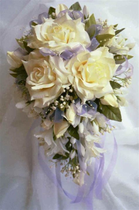 Watch this how to video and you will be able to create this beautiful cascading flower bouquet in no time. Estel's blog: wedding invitations,