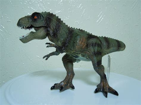 El tiranosaurio rex es uno de los dinosaurios más estudiados y más reconocidos por la cultura una de las principales características del tiranosaurio rex es que tenía miembros superiores. Dinosaurios De Plástico Con Sonido T Rex Indominus Rex ...