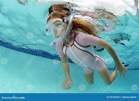 Kind Das Unter Wasser Im Pool Schwimmt Stockfoto Bild Von Schwimmen Erholung