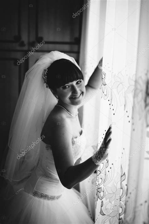 Belle Mariée En Robe De Mariage Blanche — Photographie Azz © 72627439