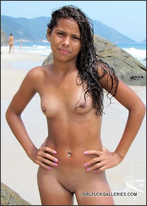 裸の若い成人女性 女性の写真