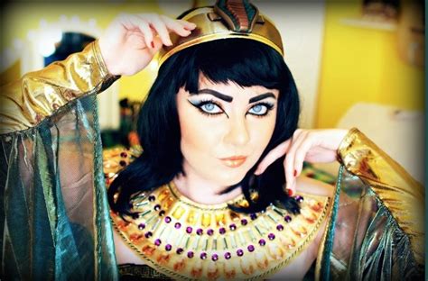 Cleopatra coming at chaat✨ i hope you all enjoy my first halloween tutorial! How To Do Cleopatra Makeup: Look like An Egyptian With ...