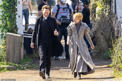 Tom Hiddleston Pic Exc Actor Giggles With Co Star Claire Danes On The Set Of The Essex Serpent