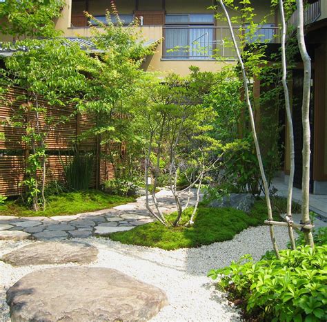 緑深く、回遊できる雑木の庭 | 庭, エクステリア, 日本庭園