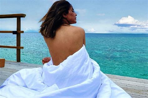 Hina Khan Flaunts Sexy Back From Maldivian Vacation The Statesman