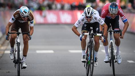 Im dreikampf um den sieg mit den niederländer mathieu van der poel und wout van aert leistete sich alaphilippe eine unachtsamkeit, fuhr ungebremst auf ein begleitmotorrad auf und überschlug sich. Pfeil von Brabant: Alaphilippe mit glücklichem Sieg ...