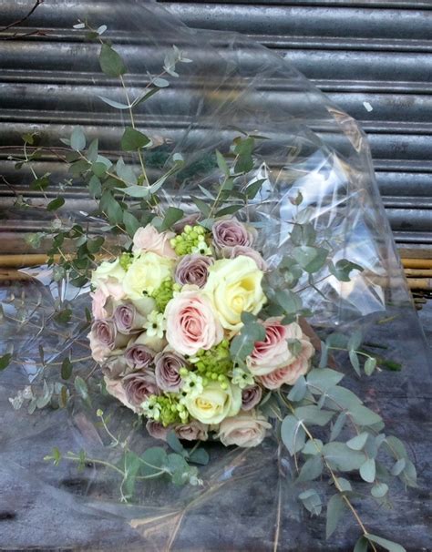 Bouquet Of White And Sweet Avalanche Roses Amnesia Roses And Turkish