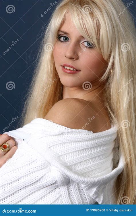 Mooi En Sexy Blonde Meisje Stock Foto Afbeelding Bestaande Uit Geluk 13096200