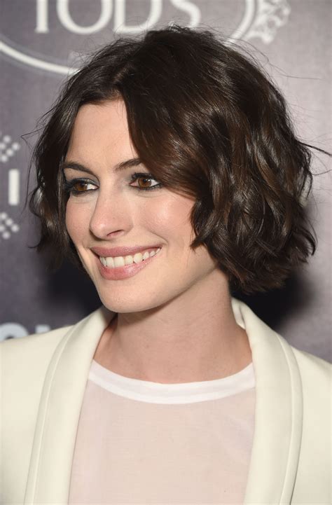 Anne Hathaway Perfects The Short Beachy Wave Hairstyle