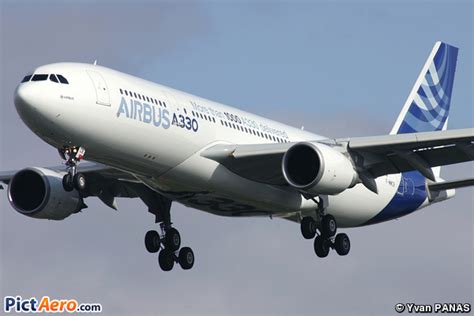 Airbus A330 203 F Wwcb Airbus Industrie Par Yvan Panas Pictaero
