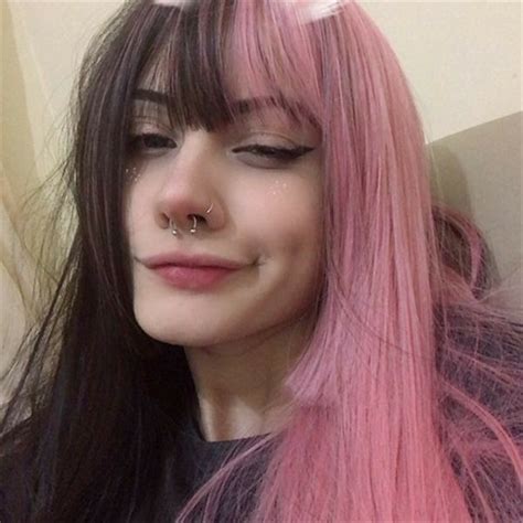 Pin By Cyber6hadow On Deusas Gregasmp4 Pink And Black Hair Split