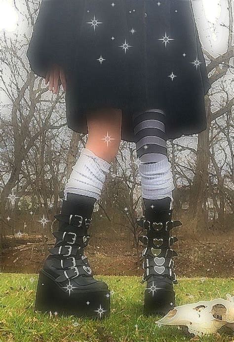 Goth aesthetic ringtones and wallpapers. ˏˋ꒰ @s4nr1ofa1ry ☁️·̩͙ | Creepy cute fashion, Goth outfits ...
