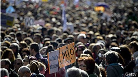 نساء عاريات الصدر يتظاهرن ضد قانون الحد من الإجهاض في إسبانيا Bbc News عربي