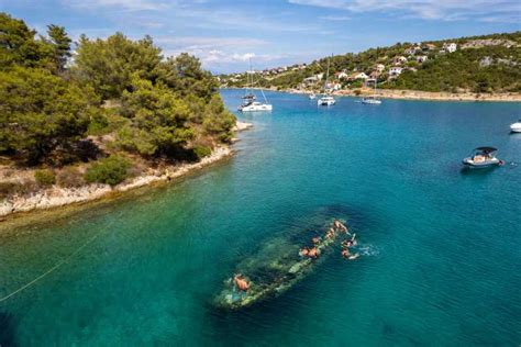split blue lagoon shipwreck and Šolta with lunch and drinks getyourguide
