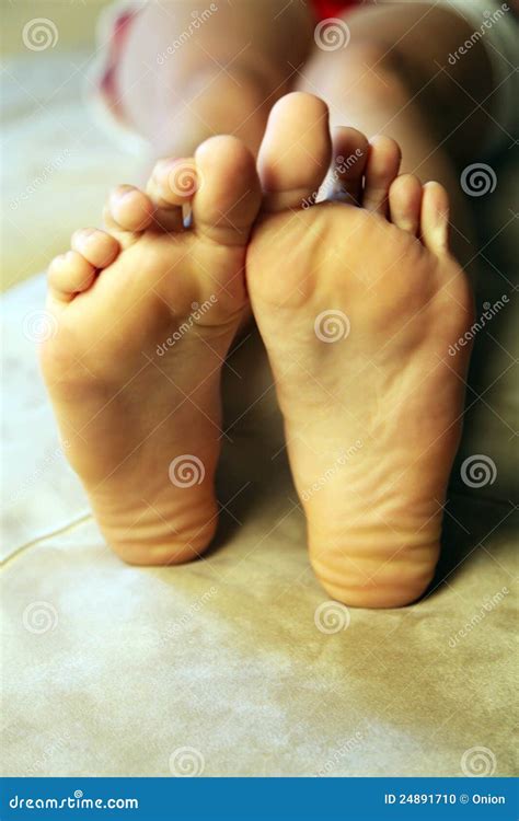 Bloße Füße Des Mädchens Stockfoto Bild Von Entspannt 24891710