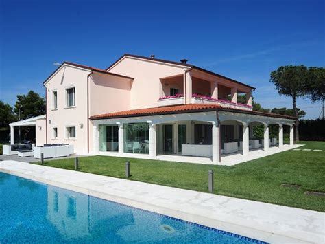 Anche se ciascuno di noi ha bene in mente la casa dei propri sogni, quando si tratta di iniziare a costruirla sorgono tanti dubbi e incertezze. Immagini di portici in legno -Subissati srl case in legno