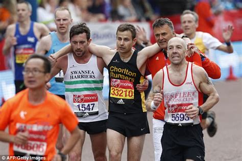 London Marathon Runner Collapses And Is Carried Daily Mail Online