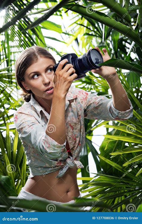 la jeune femme prend la photo dans la jungle photo stock image du loisirs jardin 127708036