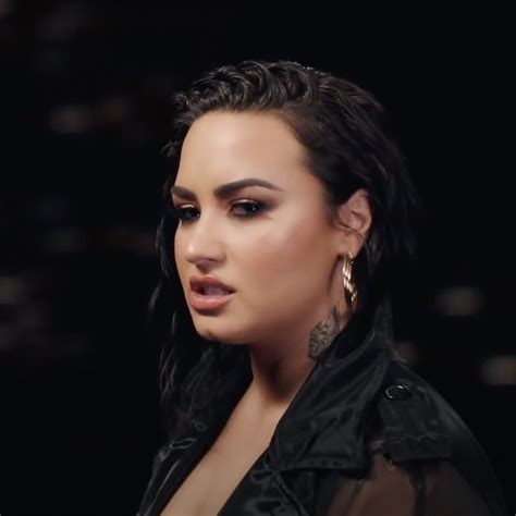 Stars, they're just like us! Commander In Chief - Demi Lovato