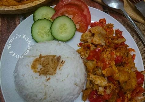 Harganya juga sangat terjangkau, satu porsi sudah lengkap dengan nasi uduk ayam geprek hanya rp13.000 saja. Resep Nasi Ayam Geprek Jogja oleh Retno Nia Sari {{Xenia's Kitchen}} - Cookpad