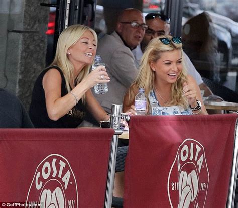 love island s zara holland catches up with her mum cheryl hakeney in london daily mail online