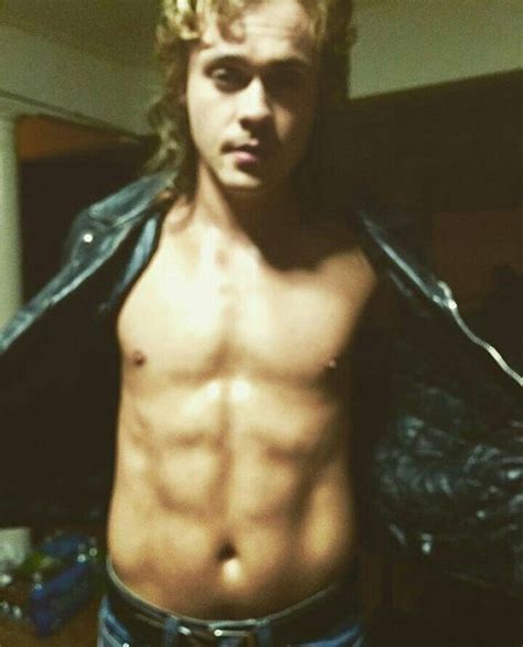 pin by ana paula vizcarra aguilar on stranger things dacre montgomery shirtless montgomery