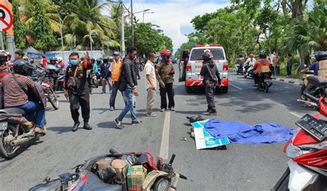 satu orang meninggal dalam kecelakaan bus vs sepeda motor di jalan diponegoro suara surabaya