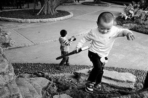 gratis afbeeldingen zwart en wit heuvel jongen kind schattig fujifilm park spelen