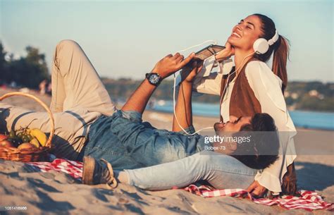 Beautiful Young Couple Having Fun On The Beach Lifestyle Love Dating Vacation Concept High Res