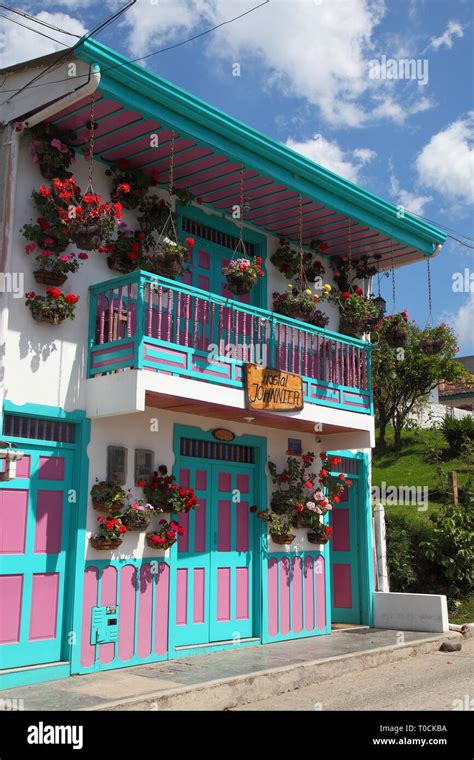 Las Casas Pintadas Con Colores Brillantes En El Municipio De Salento