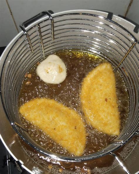 Cireng isi ayam suwir pedas, bisa dibekukan untuk ide usaha cireng beku. Resep Cireng Isi Ayam Pedas, Cocok Jadi Hidangan untuk ...