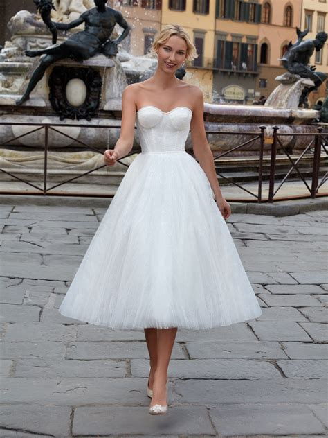 Oltre alla selezione basata sul vestito del corpo, non solo lo stile di abiti da sposa, ma anche con l'occasione, il tempo per la. Modern short wedding dress nel 2020 | Abito da sposa corto ...