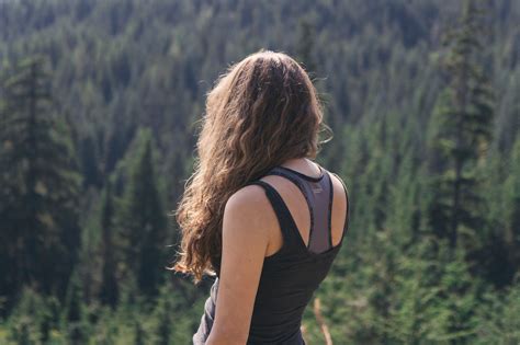 무료 이미지 나무 자연 숲 잔디 보행 소녀 여자 하이킹 목초지 햇빛 초상화 봄 가을 훈련 시즌 아름다움 서식지 인물 사진 4463x2975