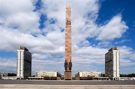 the monument to the heroic defenders of leningrad