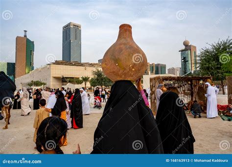 Arabian Woman In Traditional Dress Abaya Emirati Dress Traditional