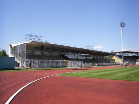 Opened in 1931, stadion an der bremer brücke is home to osnabruck in germany. VfL-Stadion am Elsterweg - StadiumDB.com