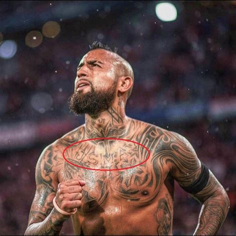 Stiamo parlando di arturo vidal, centrocampista della juventus e delle nazionale cilena, idolo della tifoseria bianconera. Arturo Vidal's 34 Tattoos & Their Meanings - Body Art Guru
