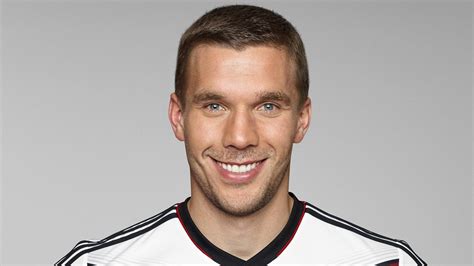 Lukas podolski has no plans to hang up his boots just yet because, despite being 36, the german feels he has another one or two years left in him and has signed a deal in poland. Lukas Podolski a hâte d'accueillir son deuxième enfant ...