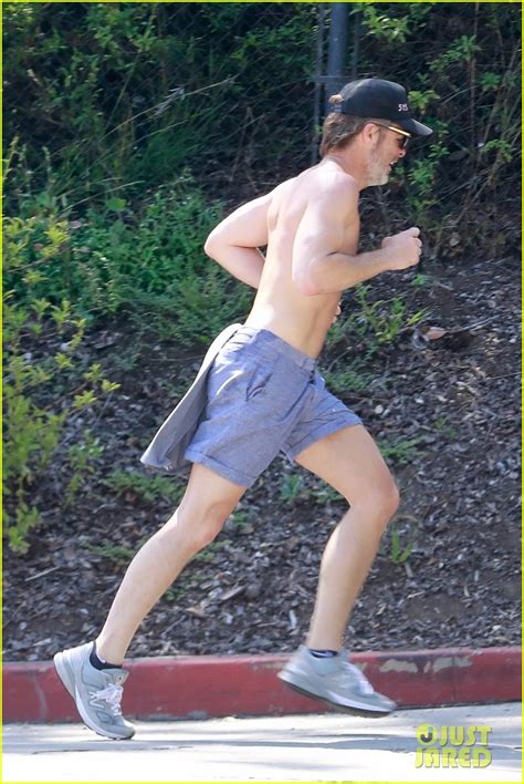 Chris Pine Goes Shirtless During A Friday Jog In L A Photos Photo Chris Pine