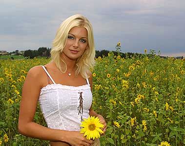 Sarışın ve mavi gözlü olan sørland 2004 yılında 'miss universe norway' unvanına sahip olmuştur. Sexiest Woman in Europe - Europe Forum - Neoseeker Forums
