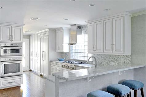 dapur warna putih modern  ukuran minimalis thegorbalsla