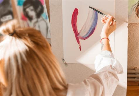 Mujer Pintando Con Acuarela En Estudio Foto Gratis