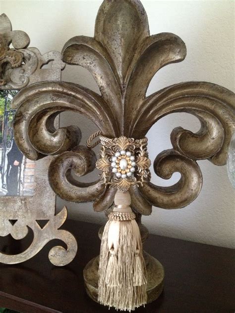 Do not forget a center piece for y. Fleur de Lis decor | Fleur de lis cious ⚜ ⚜ ⚜ | Pinterest