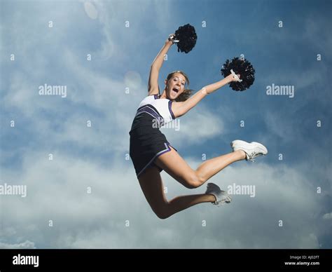 Cheerleader Mit Pompons Springen Stockfotografie Alamy