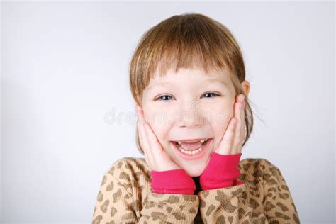 Милая маленькая девочка держа руки к стороне в сюрпризе Стоковое Изображение изображение