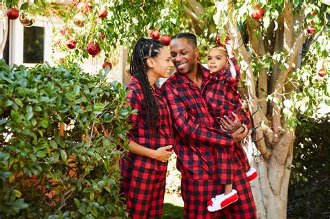 leslie odom jr pregnant wife nicolette approve early holiday cheer we all deserve the joy