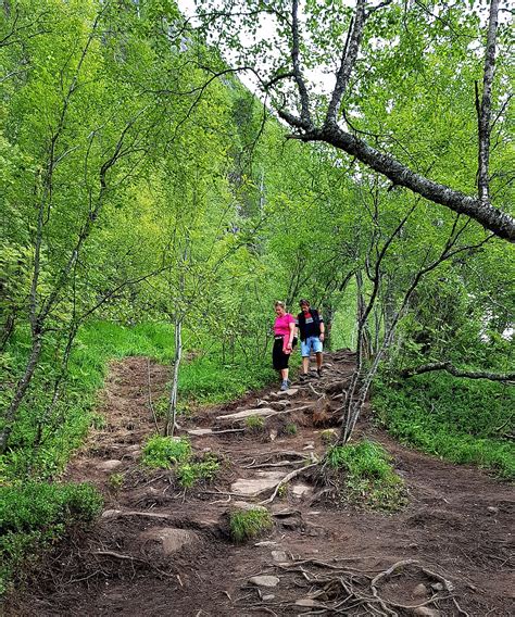 Parkeringsplass for biler ved startpunkt, alternativ når du runder opp berget, kommer du til utsiktspunktet rampestreken som gir gode muligheter for. Reisetips Åndalsnes - Rampestreken | Favorittreiser ...