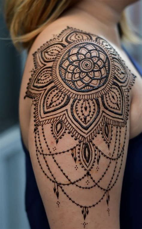 You can get inspired by this henna tattoo art and take your creativity to a whole new level. henna tattoo on shoulder | Tattoos mit namen