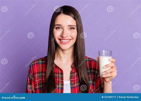 foto de una jovencita linda y larga peinada que lleva leche con camisa roja aislada en color